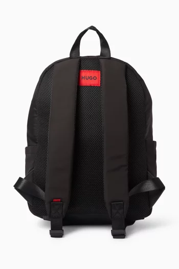 حقيبة ظهر بشعار الماركة