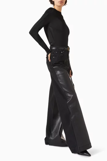 بنطال جينز بأجزاء من الجلد دينم