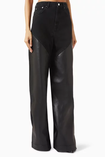 بنطال جينز بأجزاء من الجلد دينم