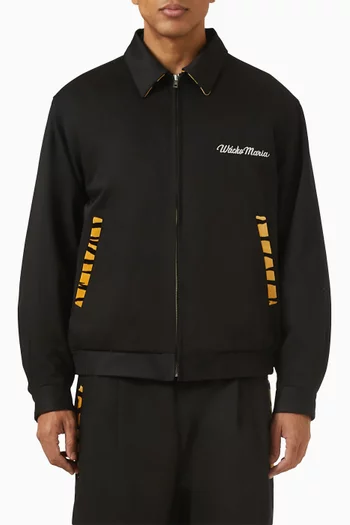 جاكيت مستوحى من فترة الخمسينيات بحواف ونقشة جلد النمر