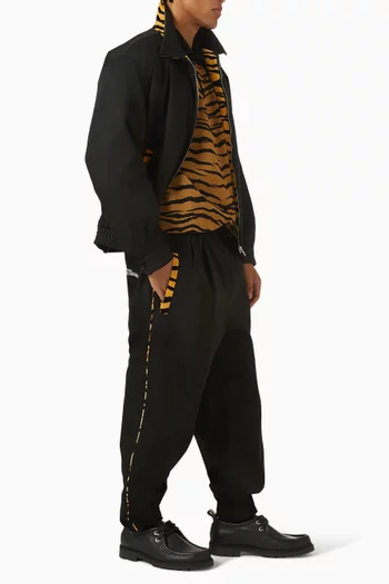 بنطال مستوحى من فترة الخمسينيات بحواف ونقشة جلد النمر