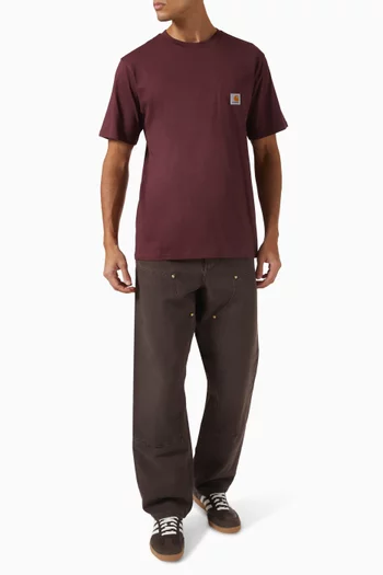 تي شيرت بجيب خارجي بشعار الماركة قطن