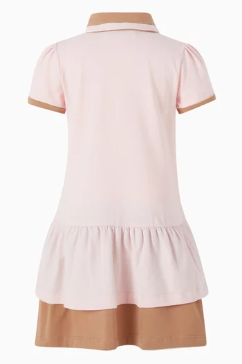 فستان بياقة بولو وشعار الماركة