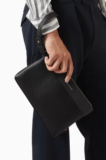 حقيبة منسوجة بحلية معدنية بشعار الماركة