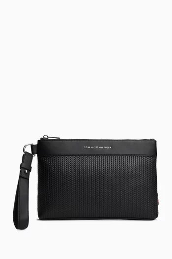 حقيبة منسوجة بحلية معدنية بشعار الماركة