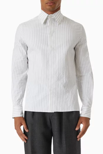 قميص بنقشة خطوط رفيعة وشعار كاسندر قطن