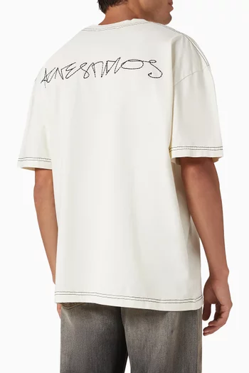 تي شيرت بشعار الماركة قطن