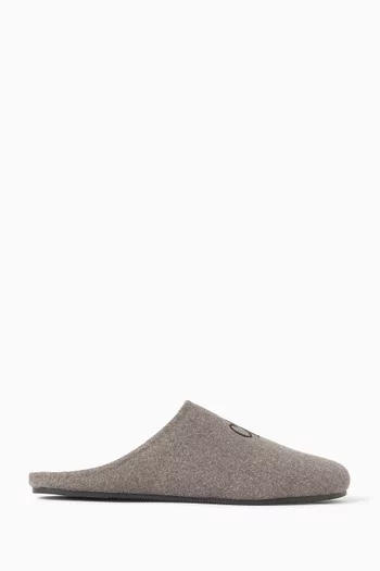 حذاء مفتوح من الخلف بشعار الماركة