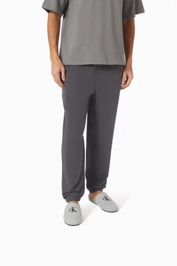 حذاء مفتوح من الخلف بشعار الماركة