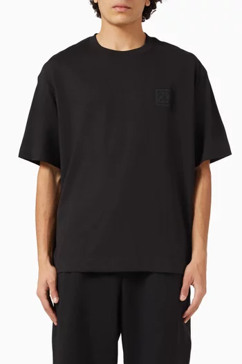 تي شيرت برقعة مطرزة بشعار الماركة قطن