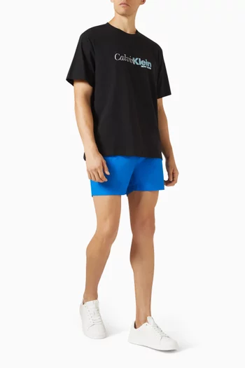 تي شيرت بطبعة شعار الماركة قطن