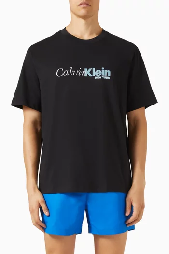 تي شيرت بطبعة شعار الماركة قطن