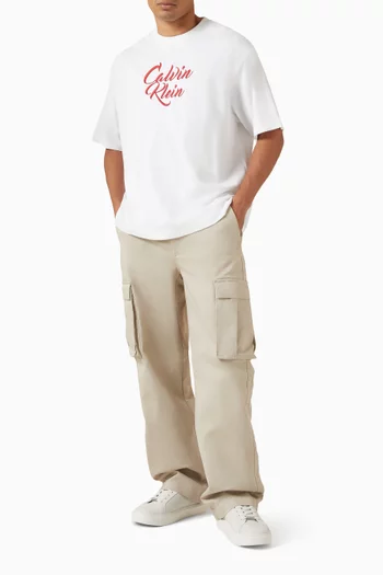 تي شيرت بطبعة شعار الماركة بخط يدوي قطن جيرسيه