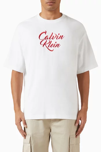 تي شيرت بطبعة شعار الماركة بخط يدوي قطن جيرسيه