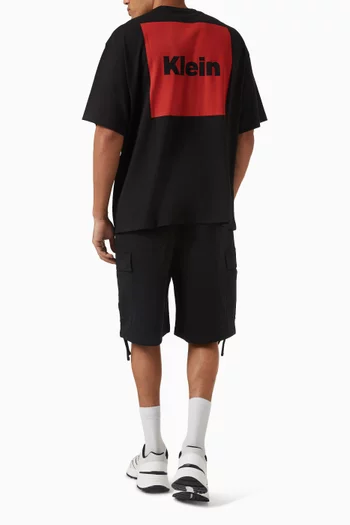 تي شيرت فضفاض بطبعة مربعة وشعار الماركة قطن