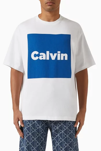 تي شيرت فضفاض بطبعة مربعة وشعار الماركة قطن