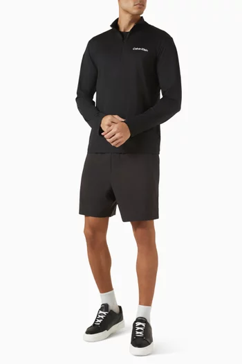 تي شيرت بسحّاب قصير وقماش سريع الجفاف