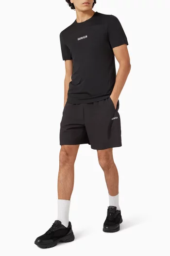 شورت رياضي قماش سريع الجفاف ومقاوم للعرق