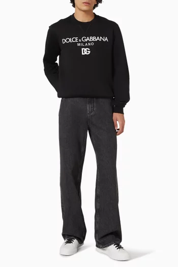 بنطال جينز بقصة ساق واسعة ولون باهت دينم