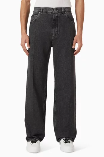 بنطال جينز بقصة ساق واسعة ولون باهت دينم