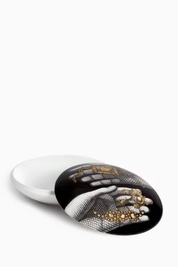 علبة دائرية مزينة بيد ومجوهرات بورسلين