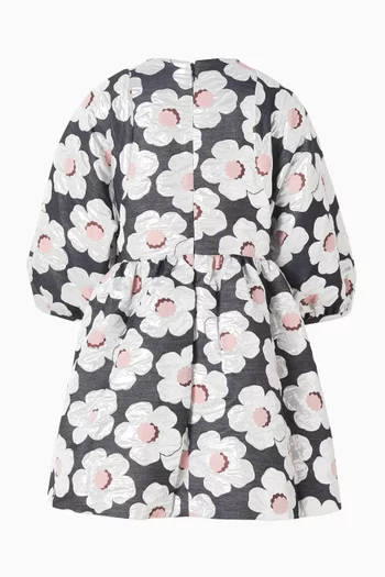 فستان بكشكش وشعار الماركة