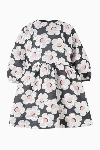 فستان بكشكش وشعار الماركة