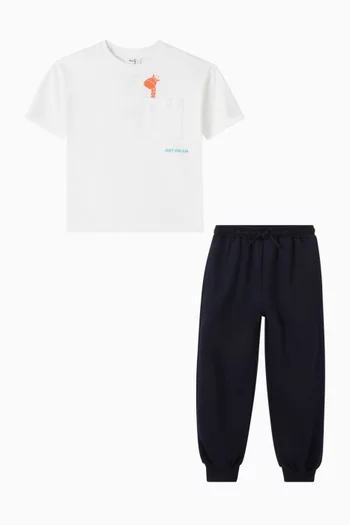 طقم تي شيرت وبنطال رياضي بطبعة 