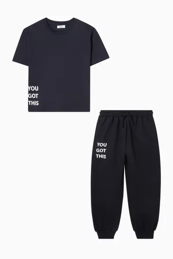 طقم تي شيرت وبنطال رياضي بطبعة عبارة 