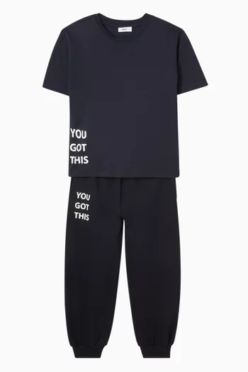 طقم تي شيرت وبنطال رياضي بطبعة عبارة 