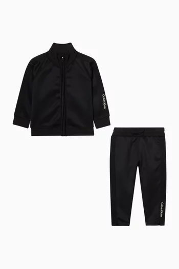 طقم بنطال رياضي وجاكيت بشعار الماركة وسحّاب