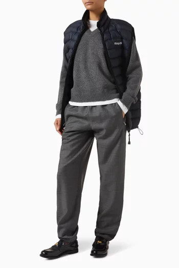 سترة بفتحة رقبة على شكل حرف V‏ كشمير