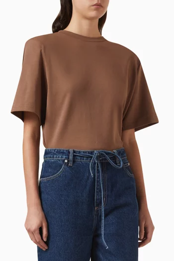 بودي سوت بأكتاف عريضة