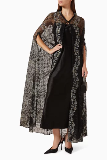 عباية مزينة بتطريزات دنتيل