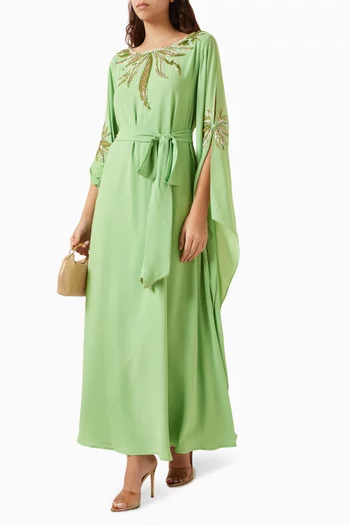 قفطان مزين بحزام وتطريزات