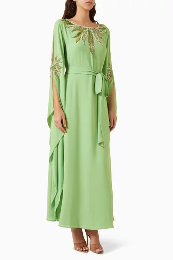 قفطان مزين بحزام وتطريزات