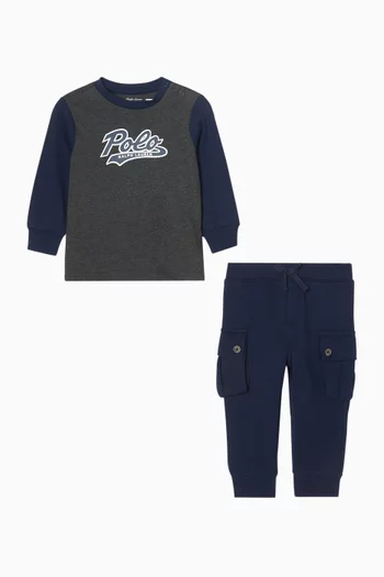 طقم سويت شيرت بشعار الماركة وبنطال كارغو