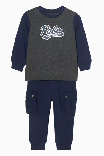 طقم سويت شيرت بشعار الماركة وبنطال كارغو