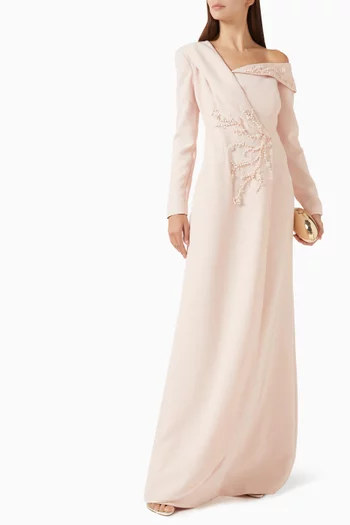 فستان بكتف مكشوف وتطريزات