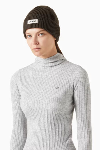 قبعة بيني منسوجة بشعار الماركة