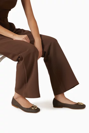 حذاء باليرينا ميلان بشعار الماركة وكعب مسطح