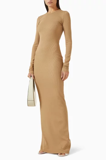 فستان طويل بفتحة رقبة مستديرة وأكمام طويلة