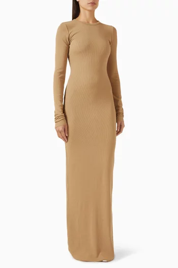 فستان طويل بفتحة رقبة مستديرة وأكمام طويلة