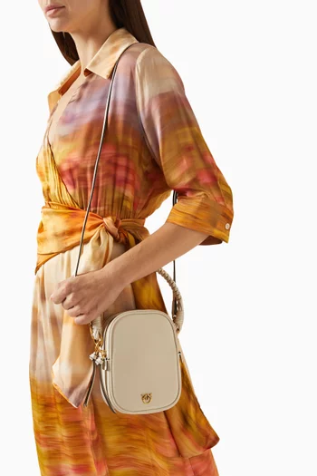 حافظة صغيرة بيد علوية جلد