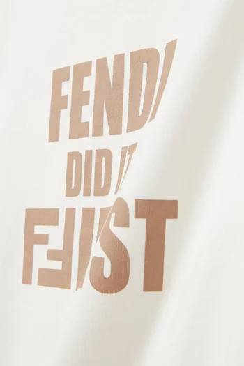تي شيرت بطبعة عبارة Fendi Did It First قطن