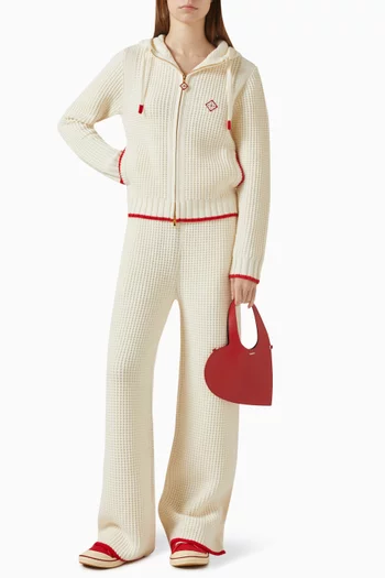 كنزة بغطاء رأس مطرزة بشعار الماركة نسيج متشابك