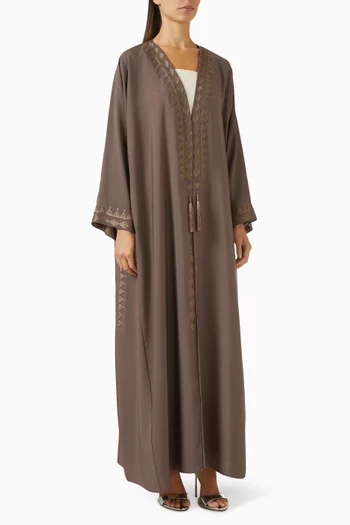 عباية مطرزة بشرّابات