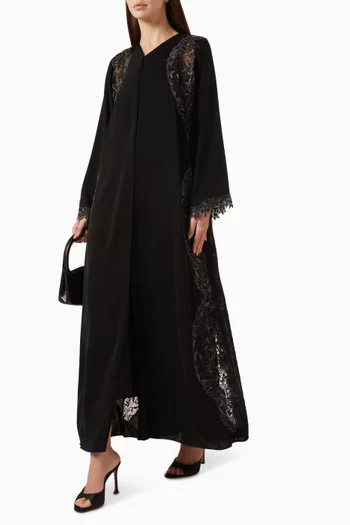 عباية مزينة بتطريزات دانتيل