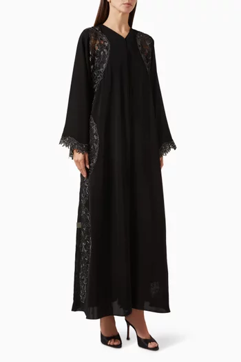 عباية مزينة بتطريزات دانتيل