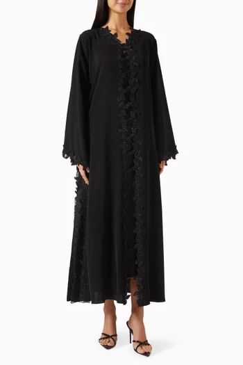 عباية مزينة بتطريزات دانتيل